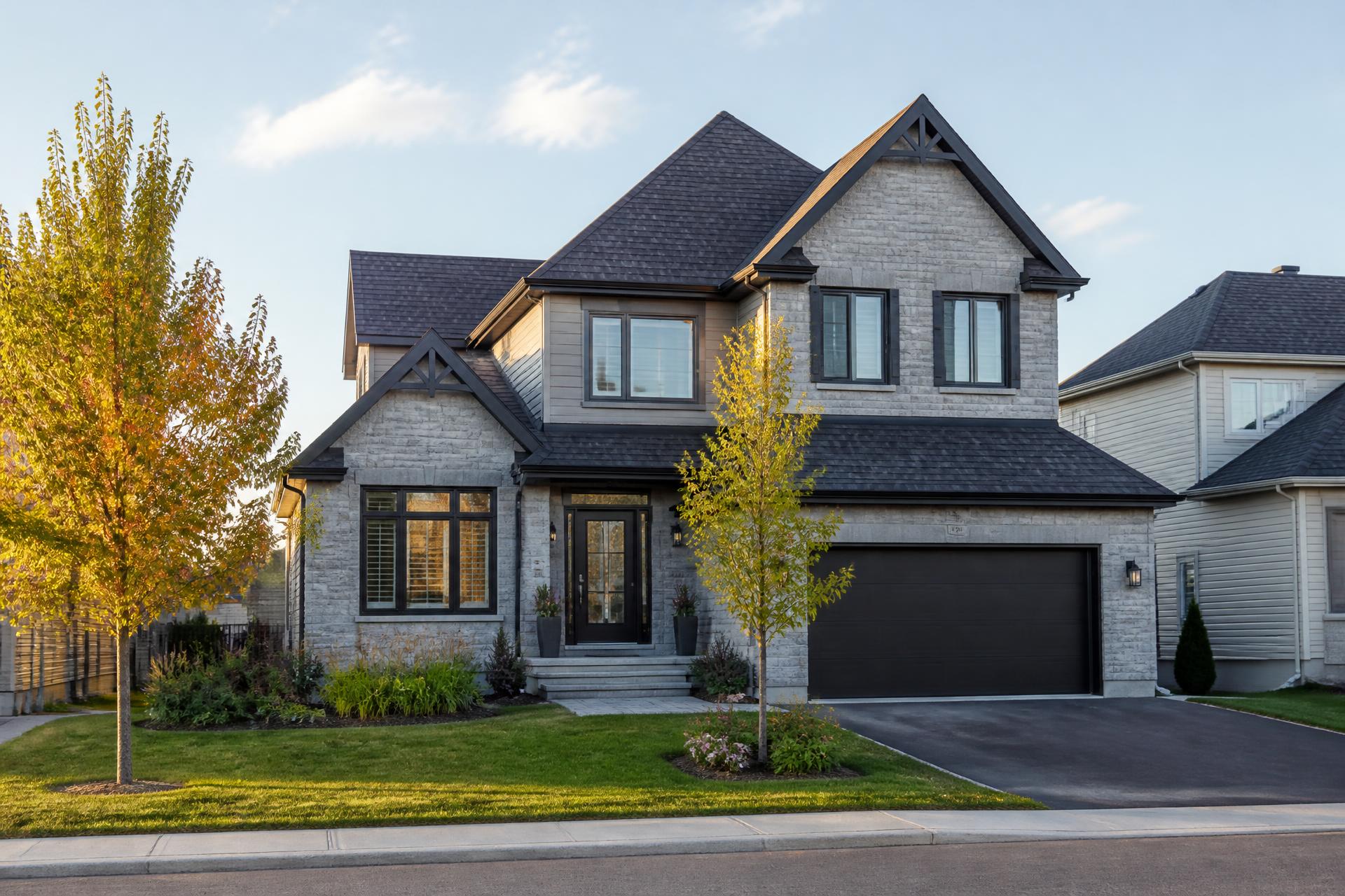 Maison québécoise dont la toiture en bardeau d'asphalte vient d'être refaite